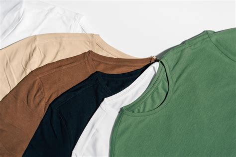 Una selezione assortita di magliette Adidas colorate disposte in ordine cromatico su uno sfondo neutro.