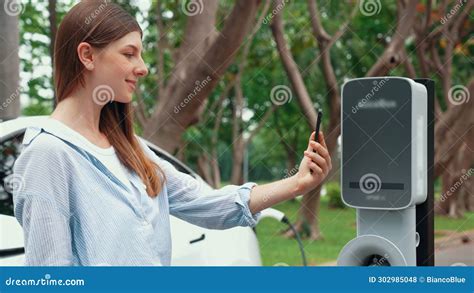 Donna incinta che usa un'applicazione sullo smartphone