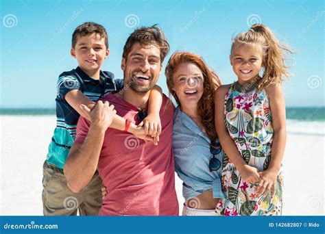 Famiglia che sorride con bambini e pannolini