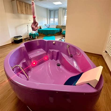 Sala parto con vasca per parto in acqua