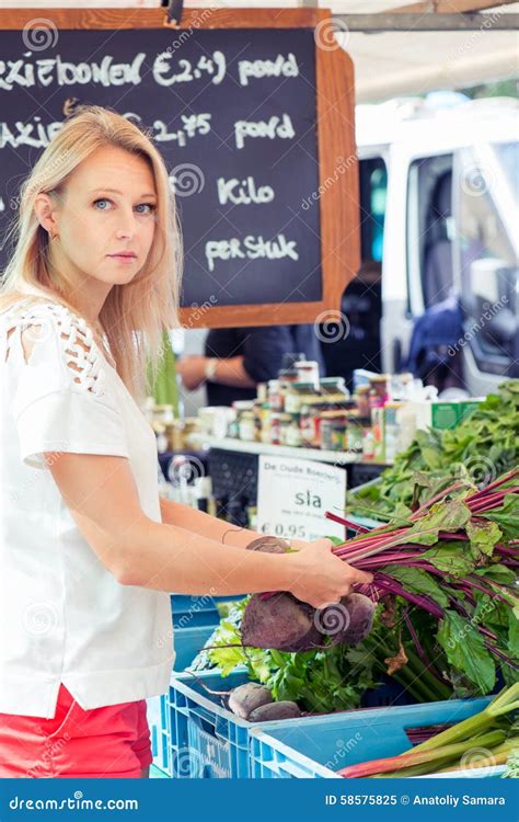 Donna in dolce attesa che sceglie verdure fresche al mercato