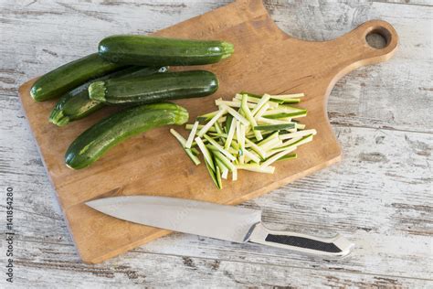 Zucchine tagliate a julienne in un'insalata fresca