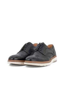 Dettaglio di una scarpa inglese alta con perforazioni