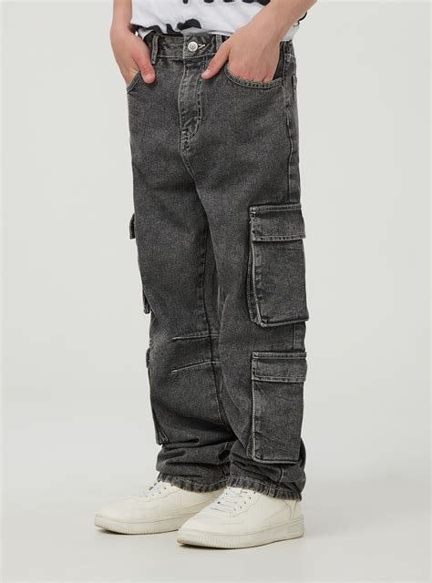 Bambino che indossa un paio di jeans cargo Terranova