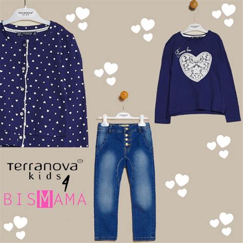 Bambini sorridenti che provano diversi capi di abbigliamento Terranova