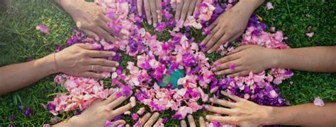 rappresentazione simbolica della ciclicità femminile e della connessione tra natura e maternità