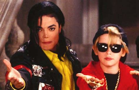 Macaulay Culkin e Michael Jackson durante gli anni '90