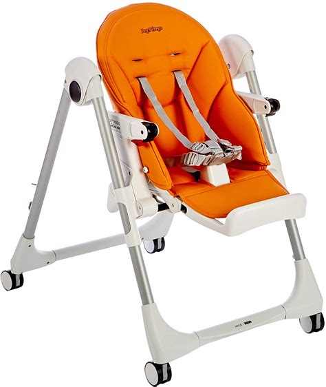 Bambino seduto in un seggiolone Peg Perego