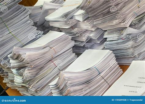 Pile di documenti e moduli di domanda