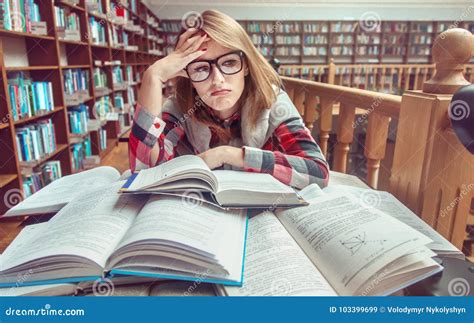 ragazza incinta che studia