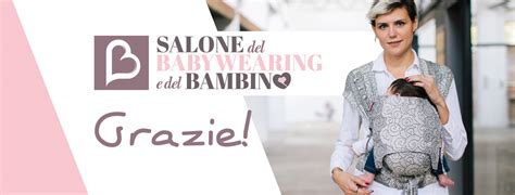 Coppia che allatta e usa il babywearing