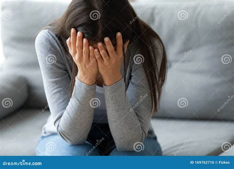 Donna che piange guardando una casa