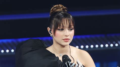 Giovane cantante Sarah Toscano sul palco
