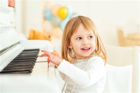 Bambina che suona il pianoforte