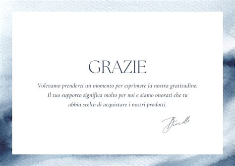 genitori che scrivono biglietto di ringraziamento con neonato addormentato