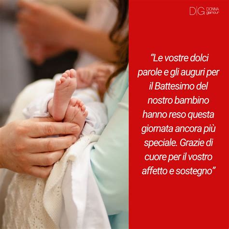 genitori che mostrano un regalo ricevuto per il neonato