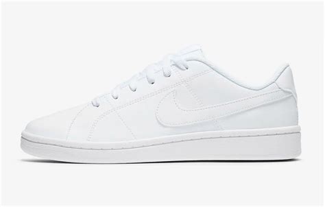 Bambino che indossa sneakers Nike bianche