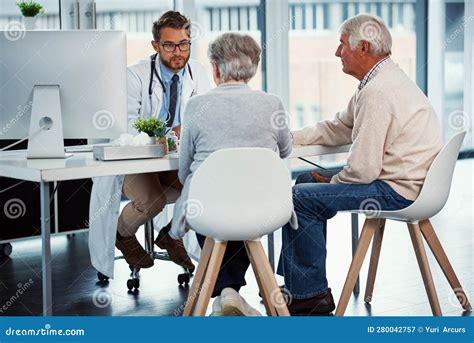 Coppia che si consulta con un medico specialista