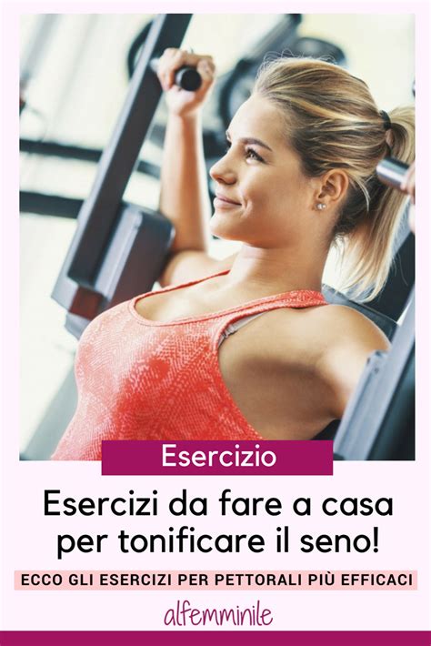 Donna che esegue flessioni per tonificare il seno