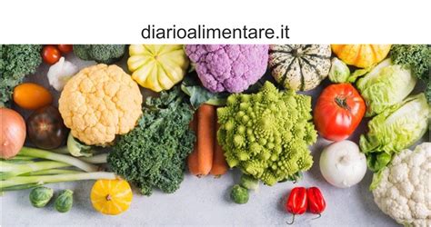 Tavola alimentare ricca di verdure e frutta