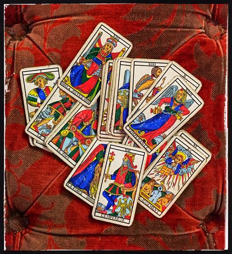 Un mazzo di Tarocchi, con particolare enfasi sulle carte dell'Imperatrice e del Sole