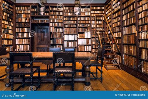 Una biblioteca storica con scaffali pieni di libri