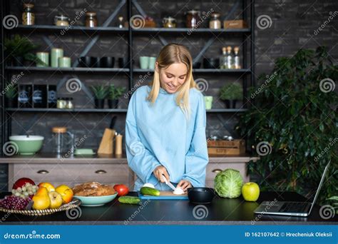 Donna in gravidanza che sceglie alimenti sani in cucina