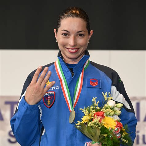 Atleta italiana Mara Navarria con medaglia olimpica