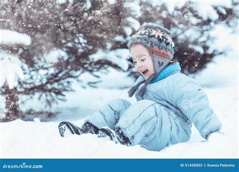 bambino felice con doposci nella neve