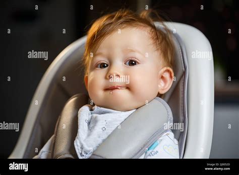 Bambino di 6 mesi seduto in un seggiolone