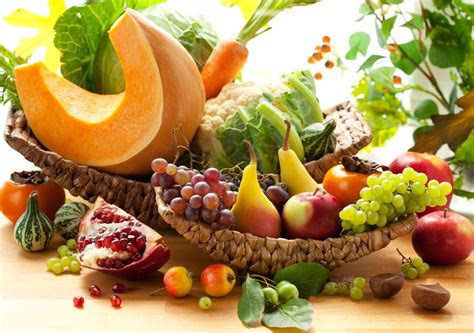 Tavola imbandita con frutta e verdura fresca