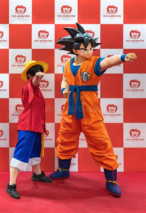 Bambino che indossa il costume di Goku in un ambiente ispirato a un campo di allenamento