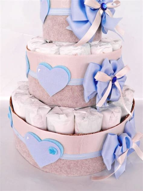 Composizioni creative di bouquet nascita e torte di pannolini