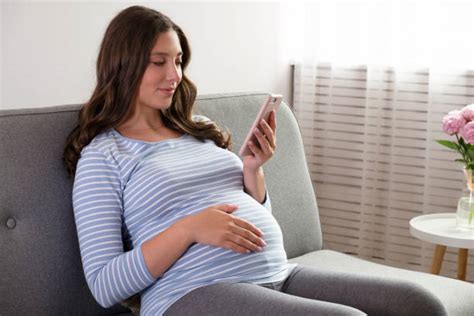 Donna incinta nel terzo trimestre riposa