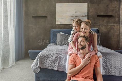 Famiglia che si abbraccia con un bambino adottato