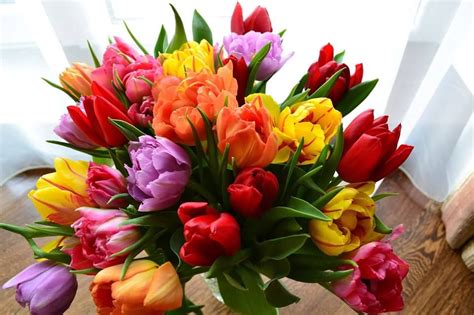 mazzo di fiori colorati su un comodino in una stanza luminosa