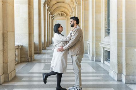 Coppia che si abbraccia in un momento intimo
