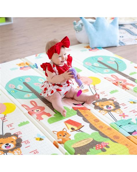 Bambino sul tappetino da gioco