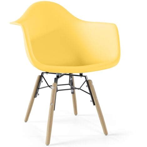 seggiolone in legno giallo con design scandinavo
