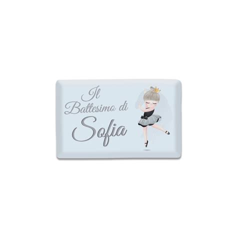 Una calamita personalizzata con il nome di un neonato applicata su un frigo di design