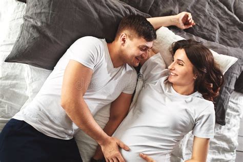 Coppia in attesa di un bambino che riflette sul proprio futuro