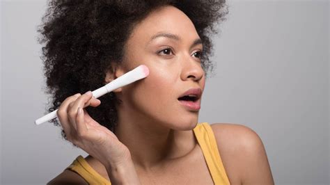 Donna incinta si trucca con prodotti sicuri