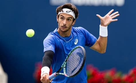 Lorenzo Musetti in azione sul campo da tennis