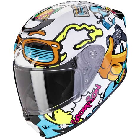 Bambino in moto con casco integrale colorato