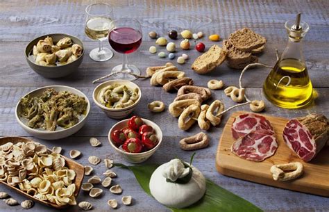 Piatti tipici salentini con orecchiette e vino