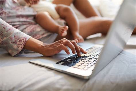 Una mamma che lavora al computer con accanto il proprio bambino