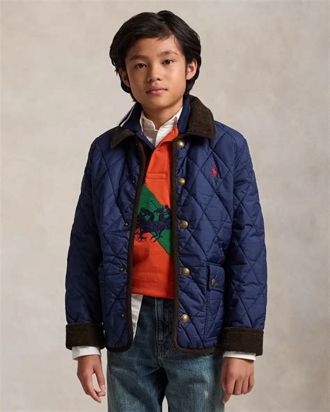 Bambino con giacca Ralph Lauren in un ambiente esterno