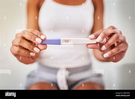 Donna che esegue un test di gravidanza a casa