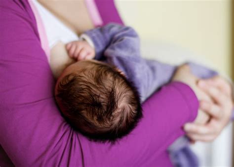 Bambino che viene allattato al seno