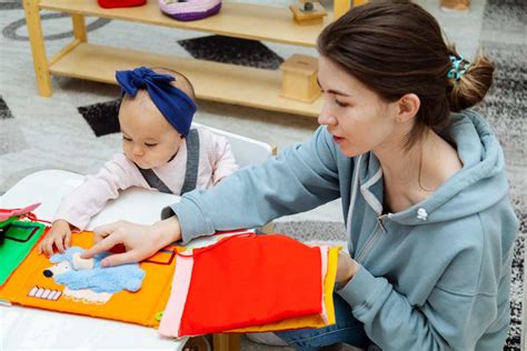 Educatrice che accoglie un bambino all'asilo nido